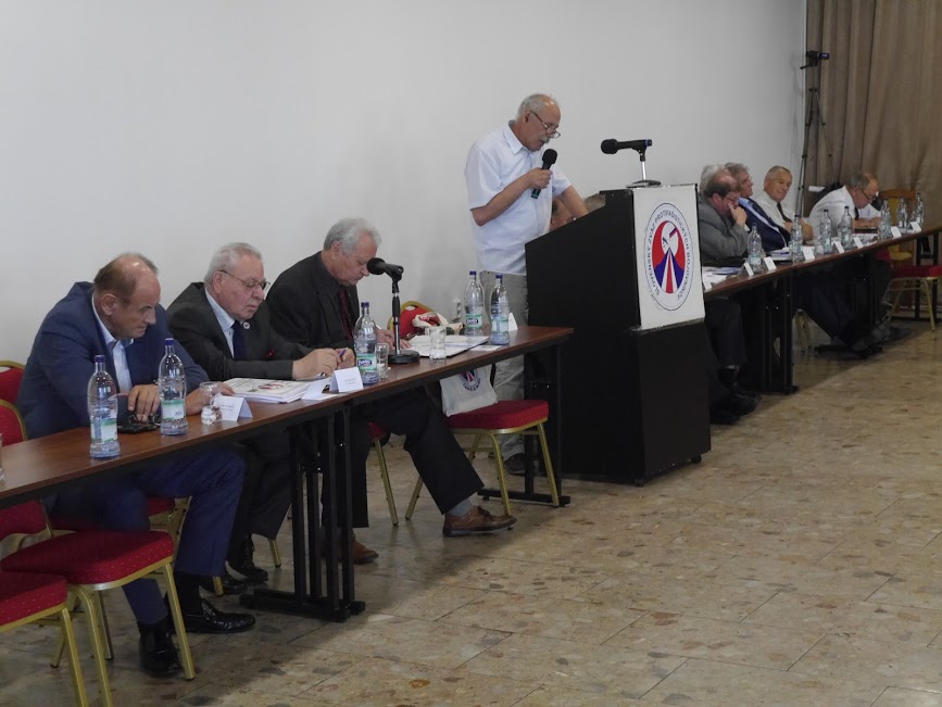 Pohľad na poredsednícky stôl